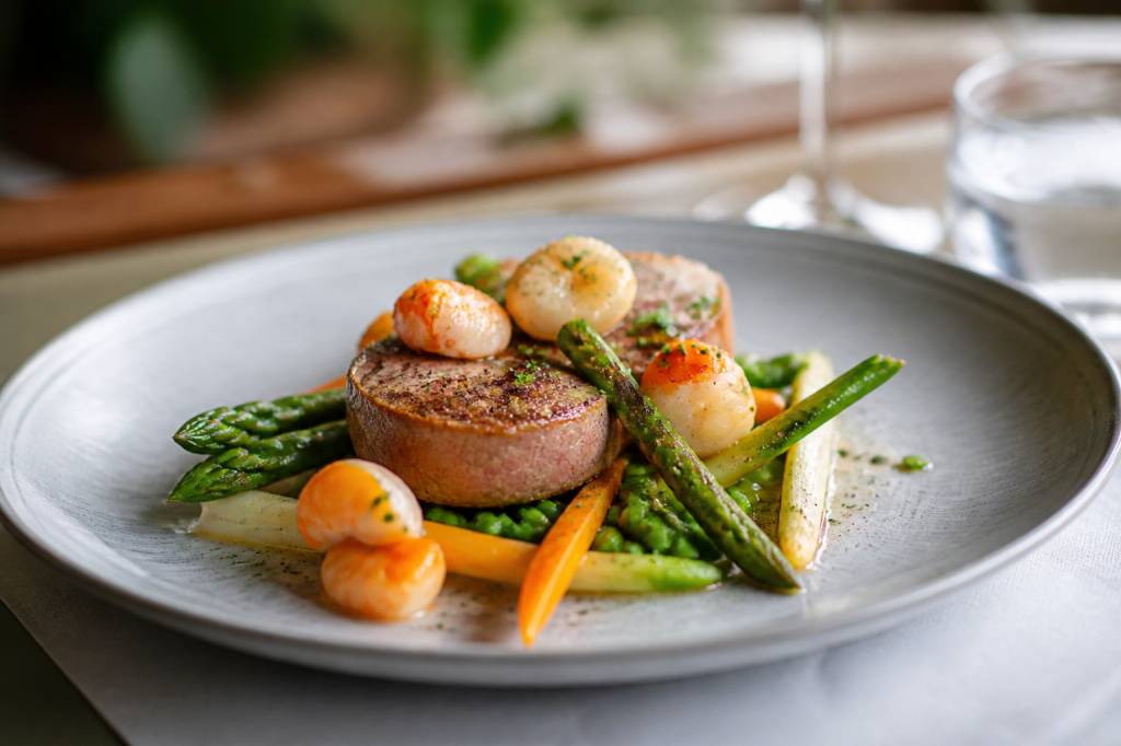 Comment accompagner une viande avec des produits de la mer et des légumes de saison